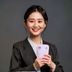 掌中美母用户体验官王雅妮形象——真实妈妈用户代表，手持掌中美母产品自信微笑